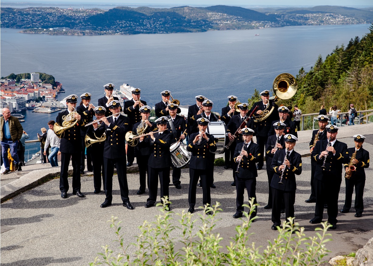 Sjøforsvarets musikkorps spiller i solen ved utsikten på Fløyen. 