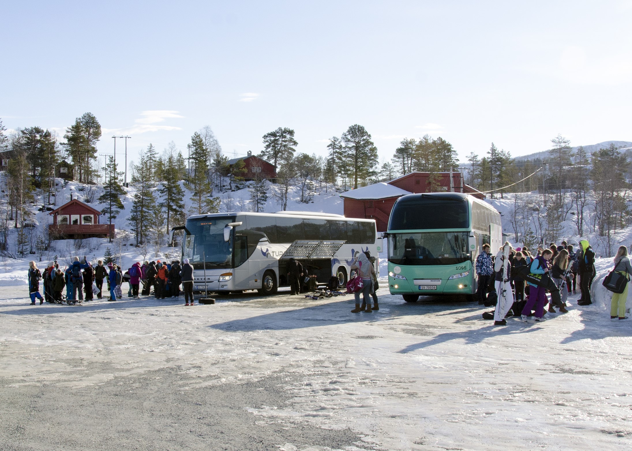 Ungdommer utenfor skibusser i Furedalen skisenter