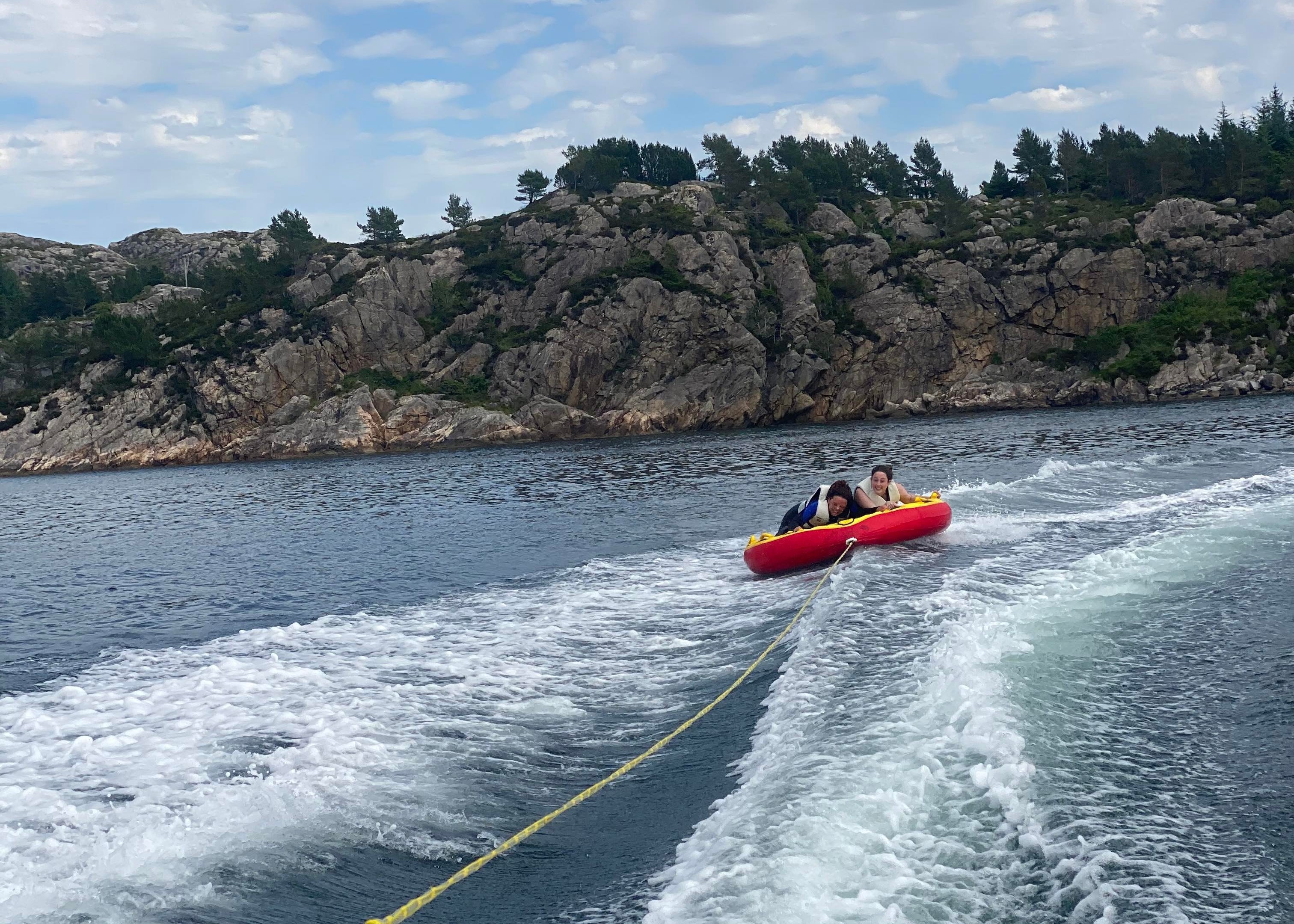 Tre bar som padler hver sin kajakk. Blå himmel og sommer