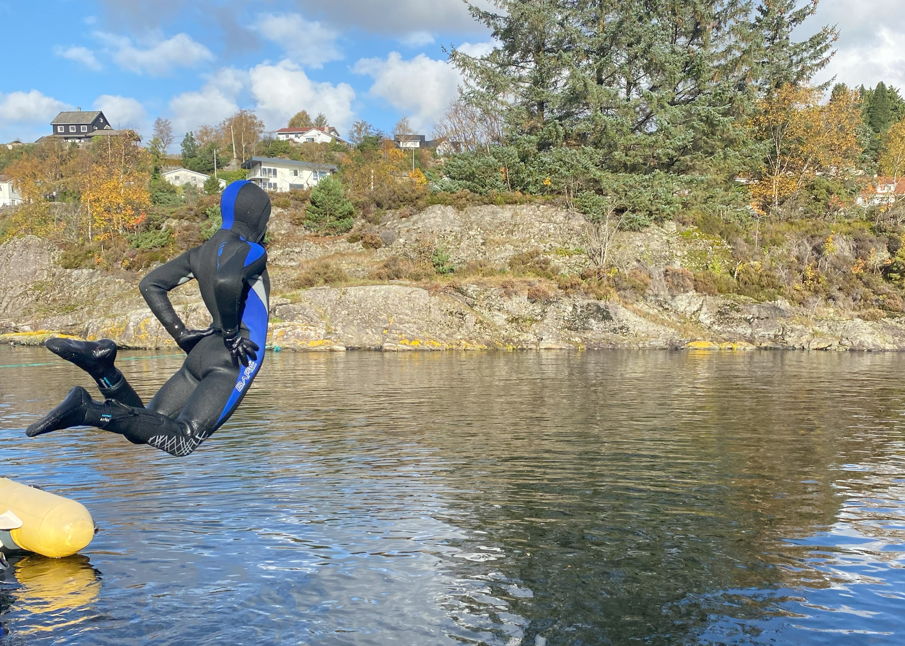 Tre bar som padler hver sin kajakk. Blå himmel og sommer