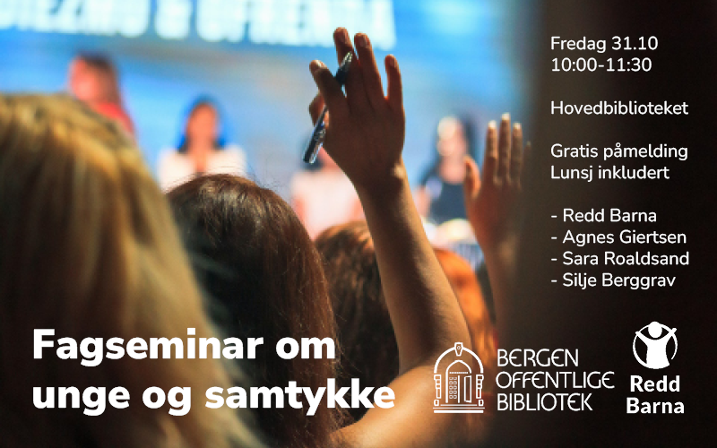 Folk sitter i en sal og rekker opp hender