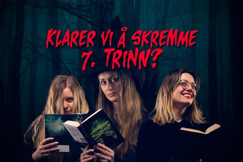 Tre bibliotekarer holder bøker og ser skumle ut.