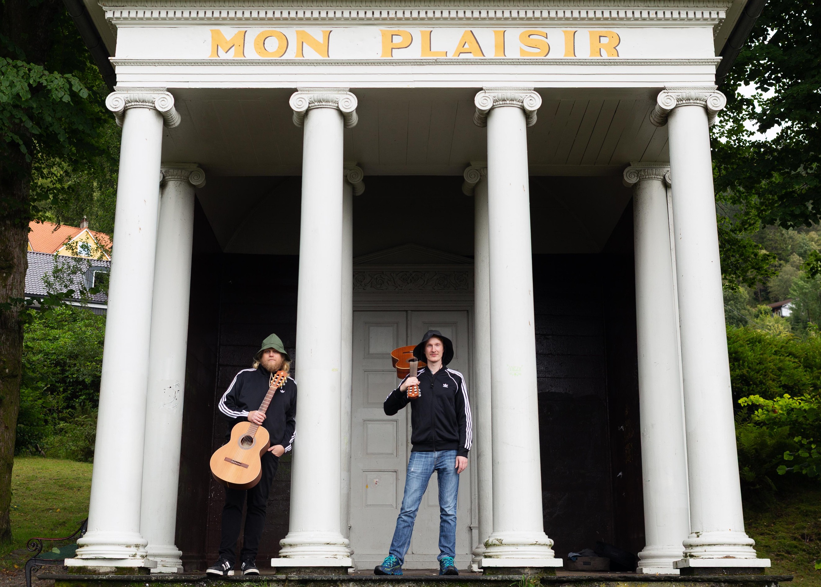 To musikere mellom søyler på Mon plaisir